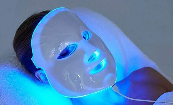 LED фототерапевтично лечение за борба с възрастовите промени в кожата на лицето