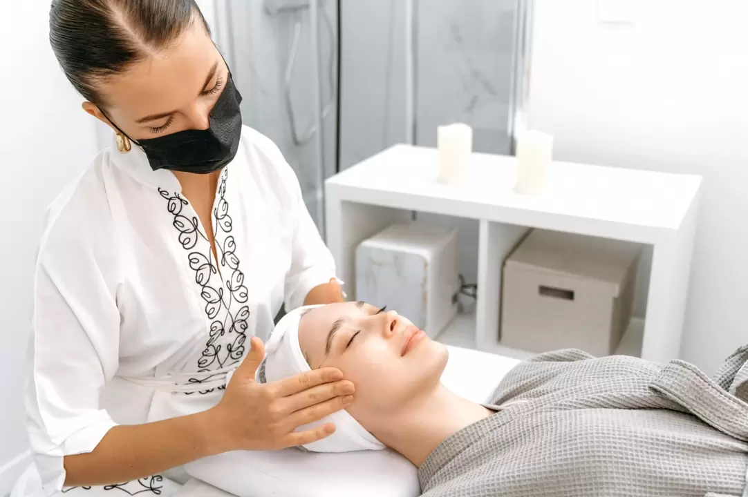 Професионалният масаж насърчава подмладяването на кожата на лицето без инжекции