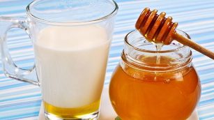 Кефир с мед за подмладяващо лечение на кожата на ръцете