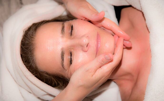 Подмладяващ масаж на лицето с козметично масло
